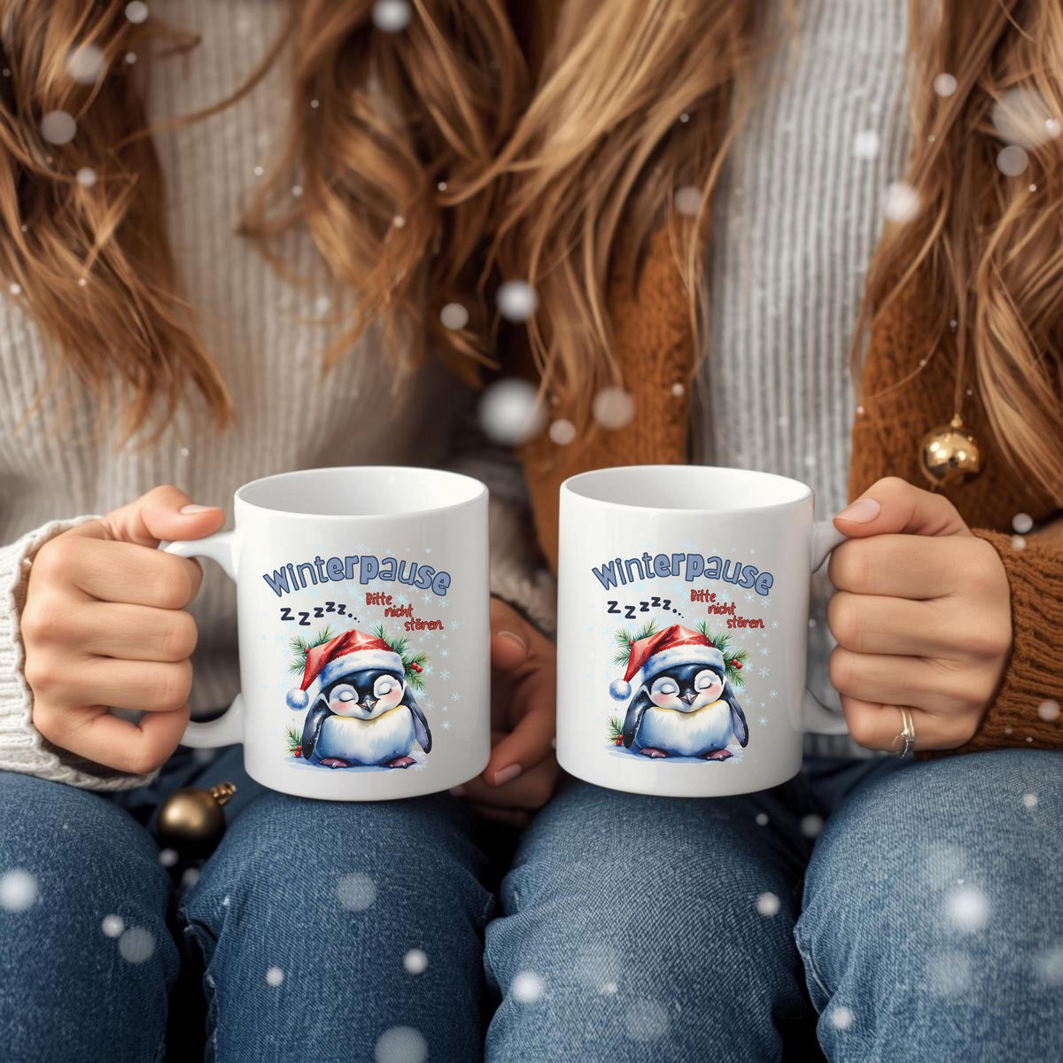 Lustige Weihnachtstasse mit Pinguinmotiv und Spruch „Winterpause – Bitte nicht stören“ – perfektes Geschenk für Kollegen, Freund, Freundin oder Familie zu Weihnachten. Der schläfrige Pinguin mit Weihnachtsmütze und heißem Getränk bringt Ruhe in jede Kaffeepause. Hochwertige Keramiktasse für festliche Jahreszeit. Ideal als Nikolausgeschenk, Wichtelgeschenk, kleines Weihnachtsgeschenk oder humorvolle Aufmerksamkeit für Homeoffice, Büro oder Sofa-Zeit. Perfekt für Kaffee, Tee oder heiße Schokolade.