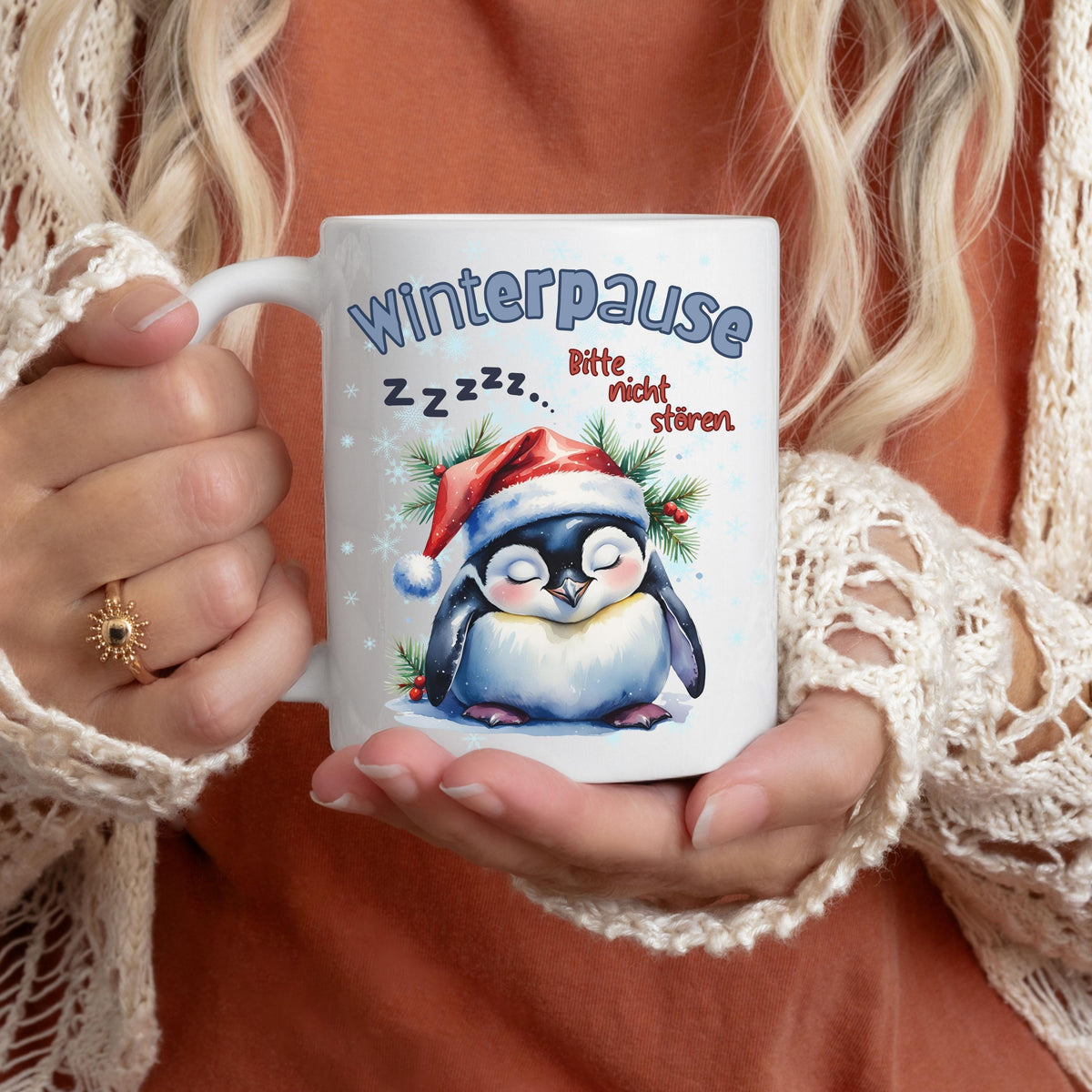 Lustige Weihnachtstasse mit Pinguinmotiv und Spruch „Winterpause – Bitte nicht stören“ – perfektes Geschenk für Kollegen, Freund, Freundin oder Familie zu Weihnachten. Der schläfrige Pinguin mit Weihnachtsmütze und heißem Getränk bringt Ruhe in jede Kaffeepause. Hochwertige Keramiktasse für festliche Jahreszeit. Ideal als Nikolausgeschenk, Wichtelgeschenk, kleines Weihnachtsgeschenk oder humorvolle Aufmerksamkeit für Homeoffice, Büro oder Sofa-Zeit. Perfekt für Kaffee, Tee oder heiße Schokolade.