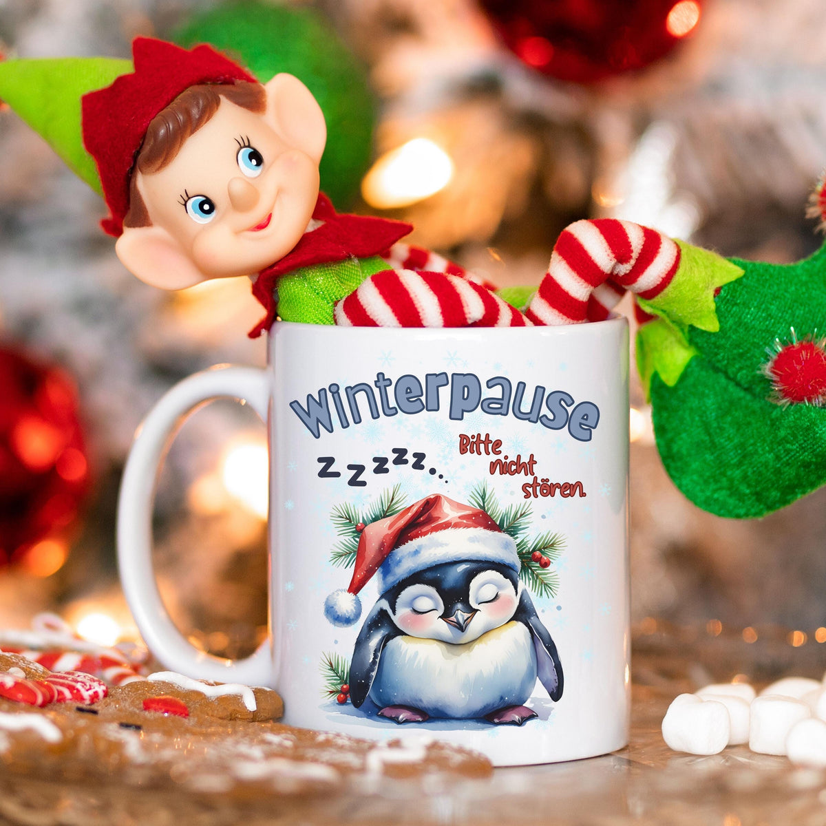 Lustige Weihnachtstasse mit Pinguinmotiv und Spruch „Winterpause – Bitte nicht stören“ – perfektes Geschenk für Kollegen, Freund, Freundin oder Familie zu Weihnachten. Der schläfrige Pinguin mit Weihnachtsmütze und heißem Getränk bringt Ruhe in jede Kaffeepause. Hochwertige Keramiktasse für festliche Jahreszeit. Ideal als Nikolausgeschenk, Wichtelgeschenk, kleines Weihnachtsgeschenk oder humorvolle Aufmerksamkeit für Homeoffice, Büro oder Sofa-Zeit. Perfekt für Kaffee, Tee oder heiße Schokolade.