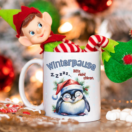 Lustige Weihnachtstasse mit Pinguinmotiv und Spruch „Winterpause – Bitte nicht stören“ – perfektes Geschenk für Kollegen, Freund, Freundin oder Familie zu Weihnachten. Der schläfrige Pinguin mit Weihnachtsmütze und heißem Getränk bringt Ruhe in jede Kaffeepause. Hochwertige Keramiktasse für festliche Jahreszeit. Ideal als Nikolausgeschenk, Wichtelgeschenk, kleines Weihnachtsgeschenk oder humorvolle Aufmerksamkeit für Homeoffice, Büro oder Sofa-Zeit. Perfekt für Kaffee, Tee oder heiße Schokolade.