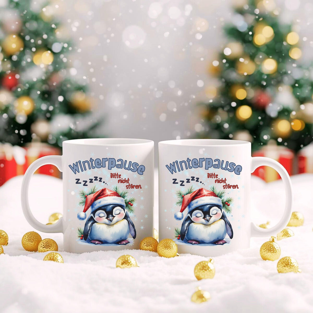 Lustige Weihnachtstasse mit Pinguinmotiv und Spruch „Winterpause – Bitte nicht stören“ – perfektes Geschenk für Kollegen, Freund, Freundin oder Familie zu Weihnachten. Der schläfrige Pinguin mit Weihnachtsmütze und heißem Getränk bringt Ruhe in jede Kaffeepause. Hochwertige Keramiktasse für festliche Jahreszeit. Ideal als Nikolausgeschenk, Wichtelgeschenk, kleines Weihnachtsgeschenk oder humorvolle Aufmerksamkeit für Homeoffice, Büro oder Sofa-Zeit. Perfekt für Kaffee, Tee oder heiße Schokolade.