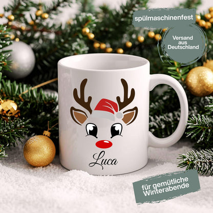 Weihnachtstasse mit Rentier und Namen personalisierbar – perfekte Geschenkidee für Freundin, Partner, Kind oder Familienmitglied. Die Tasse zeigt ein süßes Rentier mit Schleife oder Weihnachtsmütze und kann individuell mit einem Wunschnamen gestaltet werden. Ideal als kleines Weihnachtsgeschenk, Wichtelgeschenk oder Nikolauspräsent. Hochwertige Keramiktasse mit festlichem Design, langlebigem Druck und ideal für Kaffee, Tee, Kakao oder Punsch – für festliche Wintermomente mit persönlicher Note.