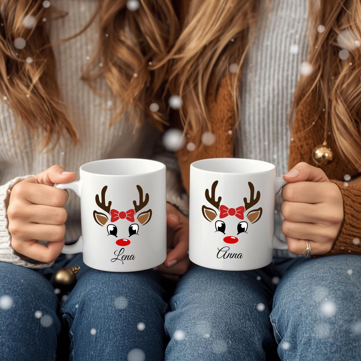 Weihnachtstasse mit Rentier und Namen personalisierbar – perfekte Geschenkidee für Freundin, Partner, Kind oder Familienmitglied. Die Tasse zeigt ein süßes Rentier mit Schleife oder Weihnachtsmütze und kann individuell mit einem Wunschnamen gestaltet werden. Ideal als kleines Weihnachtsgeschenk, Wichtelgeschenk oder Nikolauspräsent. Hochwertige Keramiktasse mit festlichem Design, langlebigem Druck und ideal für Kaffee, Tee, Kakao oder Punsch – für festliche Wintermomente mit persönlicher Note.