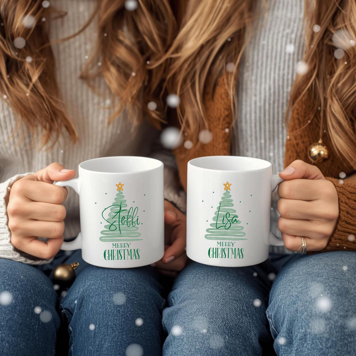 Personalisierbare Weihnachtstasse mit modernem Tannenbaum-Design in Mintgrün, verziert mit einem goldenen Stern und dem Schriftzug "Merry Christmas" – darunter individualisierbar mit Wunschnamen wie Felix oder Laura. Die Keramiktasse ist ein Geschenk zu Weihnachten für Freunde, Kinder, Partner oder Familie. Ideal als individuelles Weihnachtsgeschenk, Wichtelgeschenk oder festliche Wintertasse mit Namen – perfekt für die Adventszeit, Heiligabend oder als besondere Überraschung im Nikola