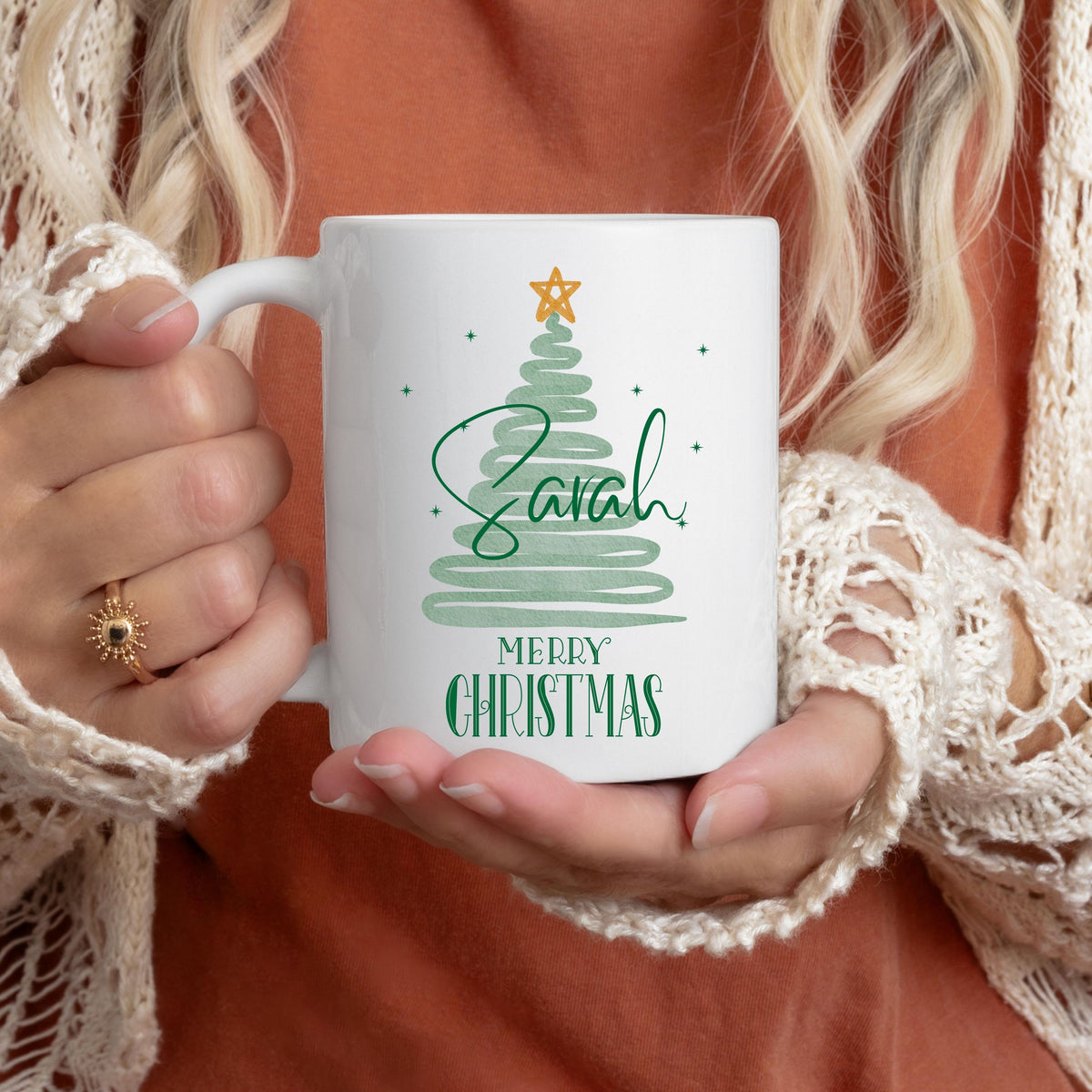 Personalisierbare Weihnachtstasse mit modernem Tannenbaum-Design in Mintgrün, verziert mit einem goldenen Stern und dem Schriftzug "Merry Christmas" – darunter individualisierbar mit Wunschnamen wie Felix oder Laura. Die Keramiktasse ist ein Geschenk zu Weihnachten für Freunde, Kinder, Partner oder Familie. Ideal als individuelles Weihnachtsgeschenk, Wichtelgeschenk oder festliche Wintertasse mit Namen – perfekt für die Adventszeit, Heiligabend oder als besondere Überraschung im Nikola