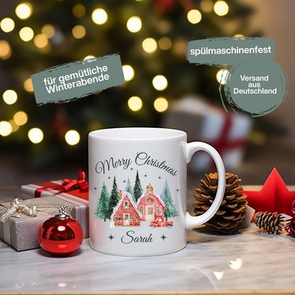 Personalisierte Weihnachtstasse mit Weihnachtsdorf-Motiv, dekoriert mit verschneiten Häusern, Tannenbäumen, rotem Auto und dem Schriftzug „Merry Christmas“. Unten lässt sich der Name individuell einfügen. Die festliche Keramiktasse ist ideal als Weihnachtsgeschenk für Familie, Freunde oder Kolleg:innen. Perfekt geeignet als Wichtelgeschenk, Geschenkidee für die Adventszeit oder als liebevoll gestalteter Winterbecher mit Namenspersonalisierung, für festliche Momente mit Herz und Stil.