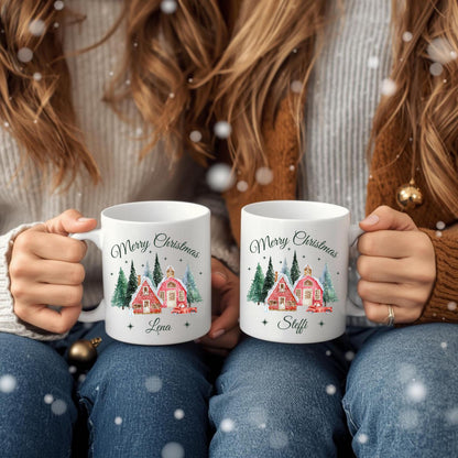 Personalisierte Weihnachtstasse mit Weihnachtsdorf-Motiv, dekoriert mit verschneiten Häusern, Tannenbäumen, rotem Auto und dem Schriftzug „Merry Christmas“. Unten lässt sich der Name individuell einfügen. Die festliche Keramiktasse ist ideal als Weihnachtsgeschenk für Familie, Freunde oder Kolleg:innen. Perfekt geeignet als Wichtelgeschenk, Geschenkidee für die Adventszeit oder als liebevoll gestalteter Winterbecher mit Namenspersonalisierung, für festliche Momente mit Herz und Stil.