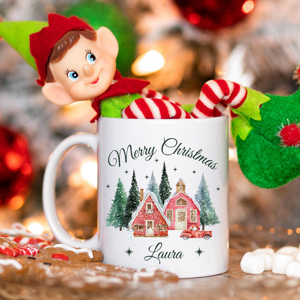 Personalisierte Weihnachtstasse mit Weihnachtsdorf-Motiv, dekoriert mit verschneiten Häusern, Tannenbäumen, rotem Auto und dem Schriftzug „Merry Christmas“. Unten lässt sich der Name individuell einfügen. Die festliche Keramiktasse ist ideal als Weihnachtsgeschenk für Familie, Freunde oder Kolleg:innen. Perfekt geeignet als Wichtelgeschenk, Geschenkidee für die Adventszeit oder als liebevoll gestalteter Winterbecher mit Namenspersonalisierung, für festliche Momente mit Herz und Stil.