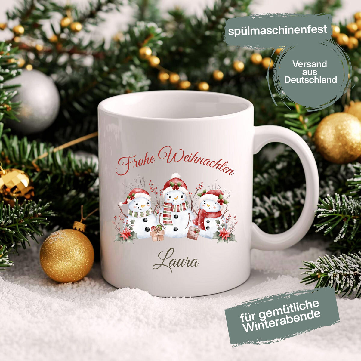 Personalisierte Weihnachtstasse mit winterlichem Schneemann-Motiv, bestehend aus drei festlich geschmückten Schneemännern mit Mütze und Schal sowie dem Schriftzug „Frohe Weihnachten“. Darunter ist der Wunschname – z. B. Sarah – elegant integriert. Diese Keramiktasse eignet sich ideal als individuelles Weihnachtsgeschenk für Freunde, Partner, Kinder oder Familie. Perfekt als Wichtelgeschenk, Nikolausidee oder festlicher Winterbecher für den Advent. Mit liebevollem Design und persönlicher Note.