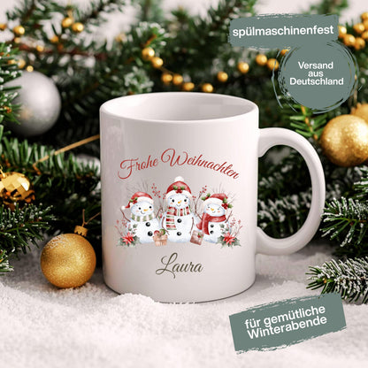 Personalisierte Weihnachtstasse mit winterlichem Schneemann-Motiv, bestehend aus drei festlich geschmückten Schneemännern mit Mütze und Schal sowie dem Schriftzug „Frohe Weihnachten“. Darunter ist der Wunschname – z. B. Sarah – elegant integriert. Diese Keramiktasse eignet sich ideal als individuelles Weihnachtsgeschenk für Freunde, Partner, Kinder oder Familie. Perfekt als Wichtelgeschenk, Nikolausidee oder festlicher Winterbecher für den Advent. Mit liebevollem Design und persönlicher Note.
