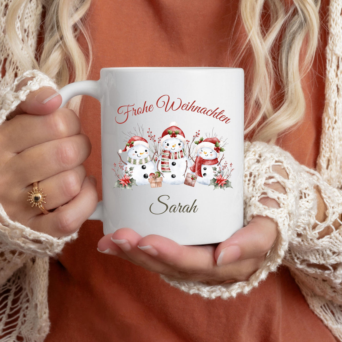Personalisierte Weihnachtstasse mit winterlichem Schneemann-Motiv, bestehend aus drei festlich geschmückten Schneemännern mit Mütze und Schal sowie dem Schriftzug „Frohe Weihnachten“. Darunter ist der Wunschname – z. B. Sarah – elegant integriert. Diese Keramiktasse eignet sich ideal als individuelles Weihnachtsgeschenk für Freunde, Partner, Kinder oder Familie. Perfekt als Wichtelgeschenk, Nikolausidee oder festlicher Winterbecher für den Advent. Mit liebevollem Design und persönlicher Note.