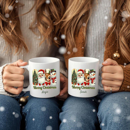 Personalisierte Weihnachtstasse aus Keramik mit klassischem Weihnachtsmotiv – bestehend aus Weihnachtsbaum, Weihnachtsmann, Rentier und Schneemann im charmanten Vintage-Stil. Mit individuellem Wunschnamen (z. B. Sarah) personalisierbar. Perfekt als Weihnachtsgeschenk für Kinder, Partner, Freundinnen oder Familie. Die festliche Illustration macht die Tasse zum Highlight auf dem Frühstückstisch, ideal als Wichtelgeschenk oder liebevolles Präsent für Katzenfreunde, Kollegen oder den Adventskalender