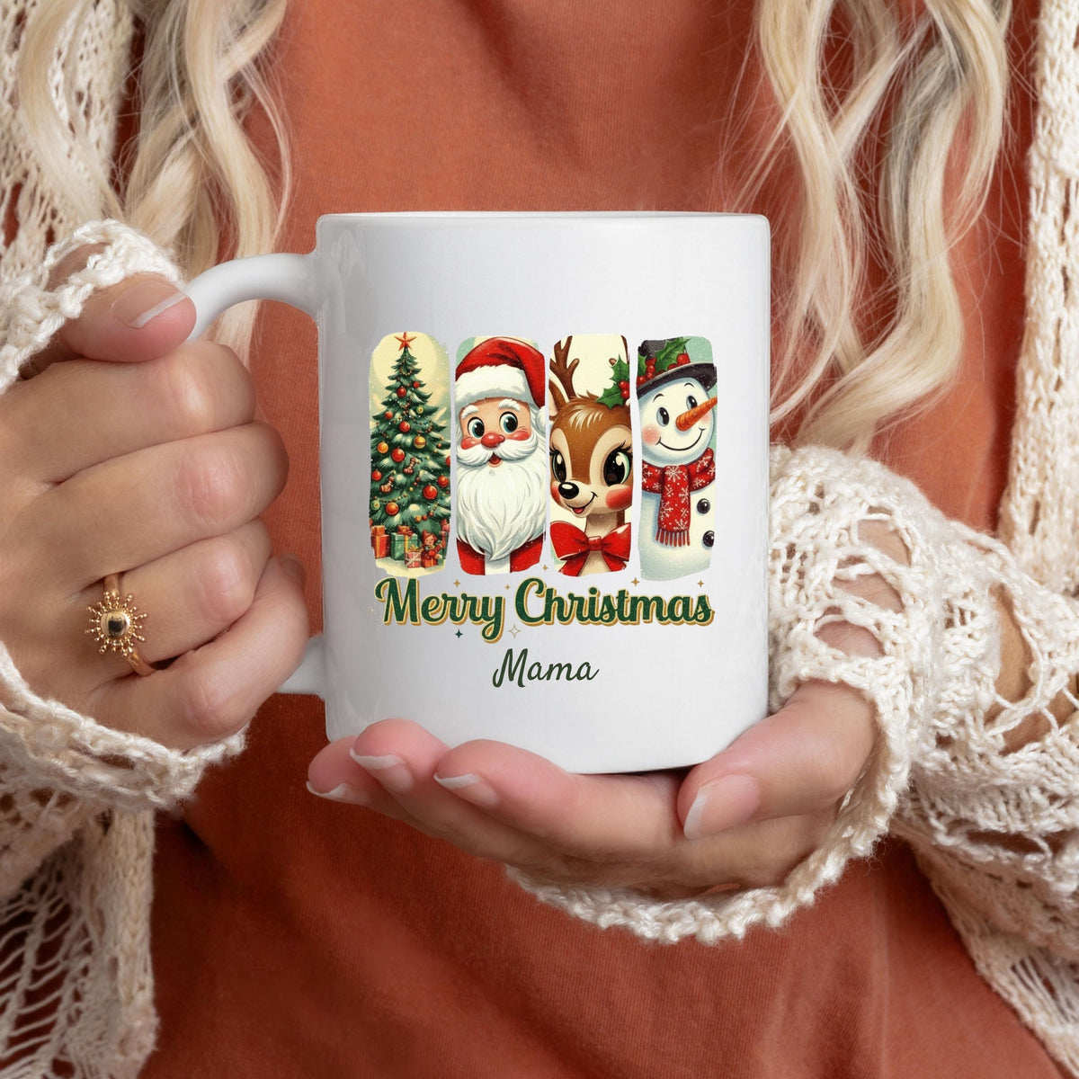 Personalisierte Weihnachtstasse aus Keramik mit klassischem Weihnachtsmotiv – bestehend aus Weihnachtsbaum, Weihnachtsmann, Rentier und Schneemann im charmanten Vintage-Stil. Mit individuellem Wunschnamen (z. B. Sarah) personalisierbar. Perfekt als Weihnachtsgeschenk für Kinder, Partner, Freundinnen oder Familie. Die festliche Illustration macht die Tasse zum Highlight auf dem Frühstückstisch, ideal als Wichtelgeschenk oder liebevolles Präsent für Katzenfreunde, Kollegen oder den Adventskalender