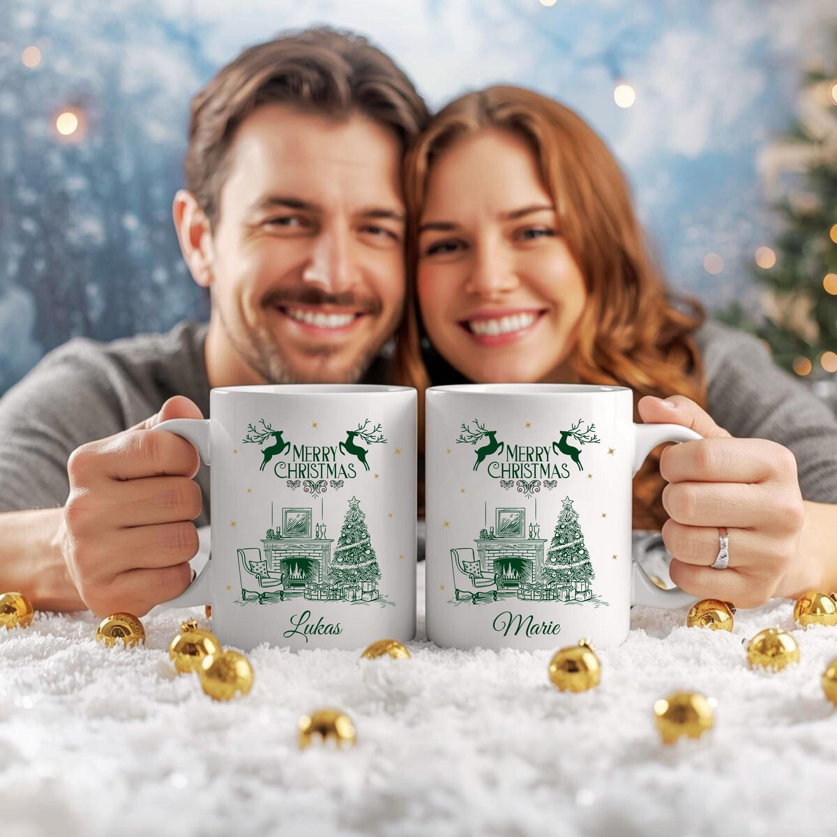 Weiße Keramiktasse mit festlichem Weihnachtsmotiv: Kamin mit festlich geschmücktem Weihnachtsbaum, Geschenken und einem eleganten Sessel. Darüber steht "Merry Christmas", begleitet von Rentier-Silhouetten. Unten ist ein Name personalisiert – in diesem Beispiel "Marie". Ideal als personalisiertes Weihnachtsgeschenk für Freund, Freundin, Partner oder Familienmitglied. Perfekt als Tasse für die Adventszeit, Nikolaus, Wichtelgeschenk oder als dekoratives Lieblingsstück für gemütl