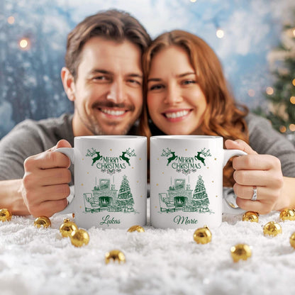 Weiße Keramiktasse mit festlichem Weihnachtsmotiv: Kamin mit festlich geschmücktem Weihnachtsbaum, Geschenken und einem eleganten Sessel. Darüber steht "Merry Christmas", begleitet von Rentier-Silhouetten. Unten ist ein Name personalisiert – in diesem Beispiel "Marie". Ideal als personalisiertes Weihnachtsgeschenk für Freund, Freundin, Partner oder Familienmitglied. Perfekt als Tasse für die Adventszeit, Nikolaus, Wichtelgeschenk oder als dekoratives Lieblingsstück für gemütl