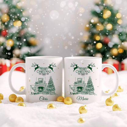 Weiße Keramiktasse mit festlichem Weihnachtsmotiv: Kamin mit festlich geschmücktem Weihnachtsbaum, Geschenken und einem eleganten Sessel. Darüber steht "Merry Christmas", begleitet von Rentier-Silhouetten. Unten ist ein Name personalisiert – in diesem Beispiel "Marie". Ideal als personalisiertes Weihnachtsgeschenk für Freund, Freundin, Partner oder Familienmitglied. Perfekt als Tasse für die Adventszeit, Nikolaus, Wichtelgeschenk oder als dekoratives Lieblingsstück für gemütl