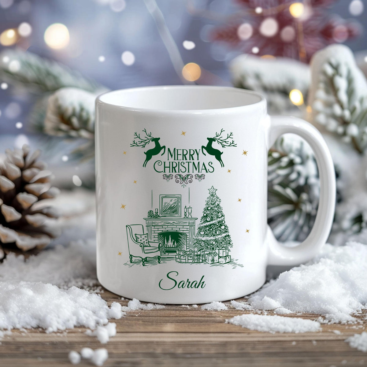 Weiße Keramiktasse mit festlichem Weihnachtsmotiv: Kamin mit festlich geschmücktem Weihnachtsbaum, Geschenken und einem eleganten Sessel. Darüber steht "Merry Christmas", begleitet von Rentier-Silhouetten. Unten ist ein Name personalisiert – in diesem Beispiel "Marie". Ideal als personalisiertes Weihnachtsgeschenk für Freund, Freundin, Partner oder Familienmitglied. Perfekt als Tasse für die Adventszeit, Nikolaus, Wichtelgeschenk oder als dekoratives Lieblingsstück für gemütl