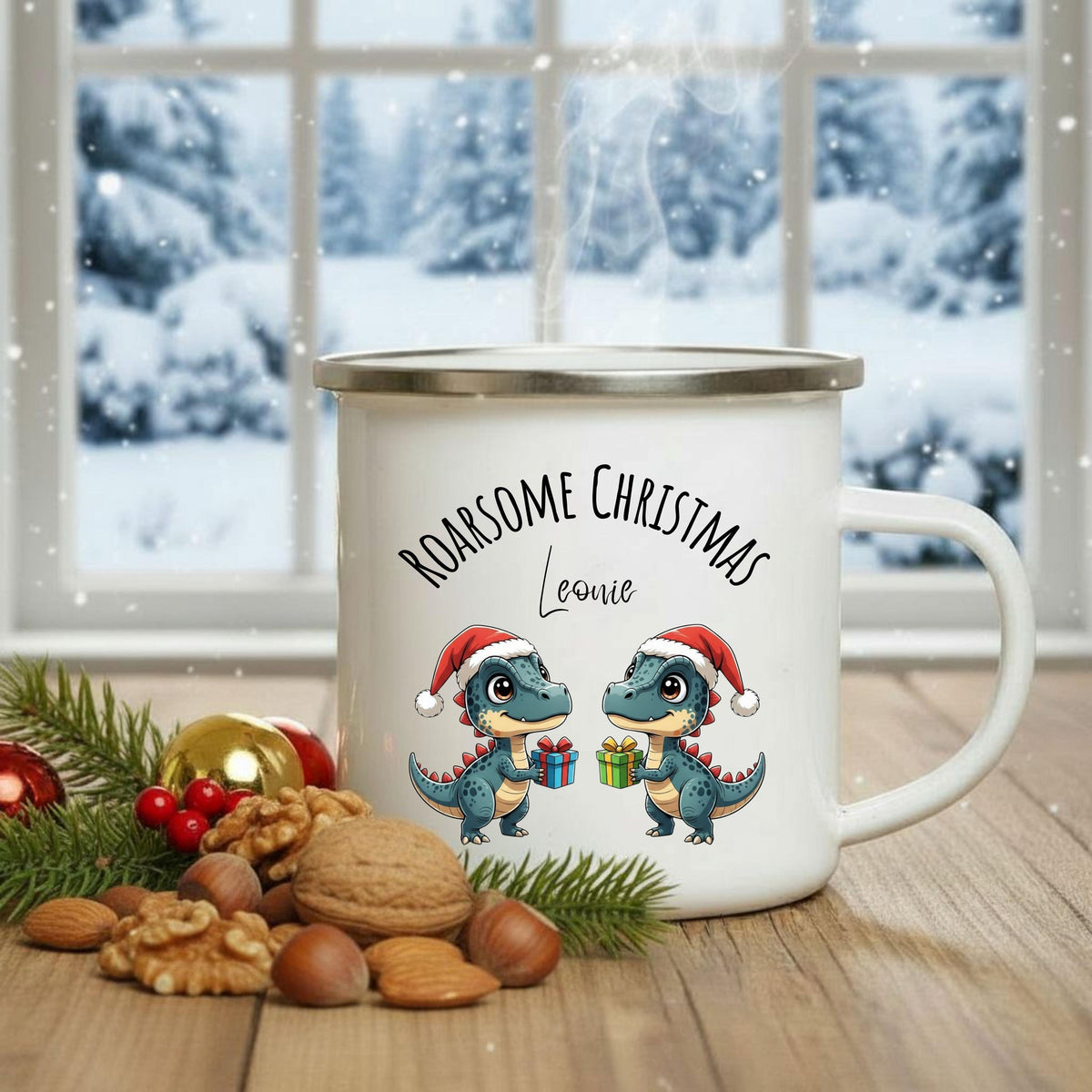 Emailletasse für Kinder mit Weihnachtsmotiv: Zwei süße Dinosaurier tragen Weihnachtsmützen und halten Geschenke. Darüber steht der Schriftzug „Roarsome Christmas“, darunter kann der Name personalisiert werden. Die festliche Kindertasse ist ideal als personalisierte Weihnachtsgeschenkidee für Jungen und Mädchen. Aus robuster Emaille gefertigt, perfekt für Kakao oder Tee. Ein tolles Weihnachtsgeschenk für Dino-Fans – kindgerecht, fröhlich und liebevoll gestaltet.