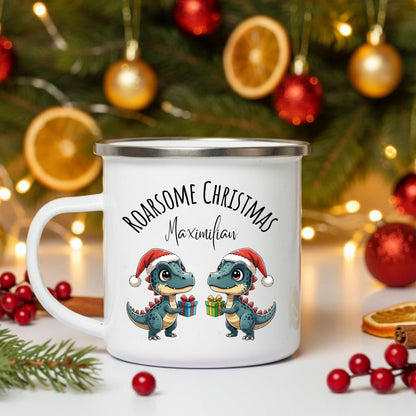 Personalisierte Emaille Weihnachtstasse für Kinder mit Namen und Dinosaurier. Zwei Dinos mit Weihnachtsmützen und Geschenken sorgen für festliche Stimmung. Diese bruchsichere Kindertasse aus Emaille ist leicht, robust und ideal für kleine Hände. Perfekt als Kakao-Tasse im Advent, Weihnachtsgeschenk für Kinder, Nikolaus-Mitbringsel oder festliches Accessoire. Ideal für kleine Dino-Fans, Kindergartenkinder oder den Adventskalender. Emailletasse mit Weihnachtsmotiv, personalisierbar mit Wunschnamen