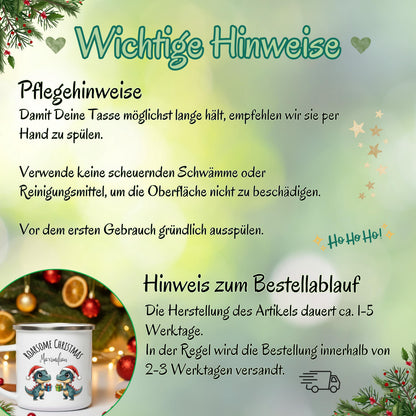 Personalisierte Emaille Weihnachtstasse für Kinder mit Namen und Dinosaurier. Zwei Dinos mit Weihnachtsmützen und Geschenken sorgen für festliche Stimmung. Diese bruchsichere Kindertasse aus Emaille ist leicht, robust und ideal für kleine Hände. Perfekt als Kakao-Tasse im Advent, Weihnachtsgeschenk für Kinder, Nikolaus-Mitbringsel oder festliches Accessoire. Ideal für kleine Dino-Fans, Kindergartenkinder oder den Adventskalender. Emailletasse mit Weihnachtsmotiv, personalisierbar mit Wunschnamen