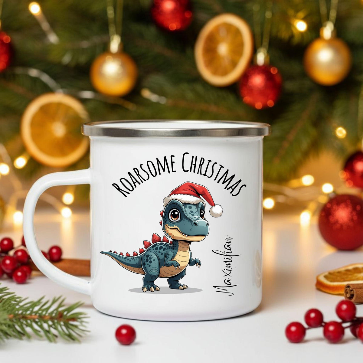 Personalisierte Emailletasse für Kinder mit Weihnachtsmotiv: Ein süßer Dino mit Weihnachtsmütze steht im Zentrum, darüber der Schriftzug „Roarsome Christmas“, darunter ein individualisierbarer Name. Perfekt als Geschenkidee für Jungen und Mädchen zu Weihnachten. Die Emailletasse ist leicht, robust und ideal für Kinderhände – ideal für Kakao, Tee oder warmen Kinderpunsch. Weihnachtsgeschenk mit persönlicher Note für kleine Dino-Fans, liebevoll gestaltet und nachhaltig produziert in Deutschland.