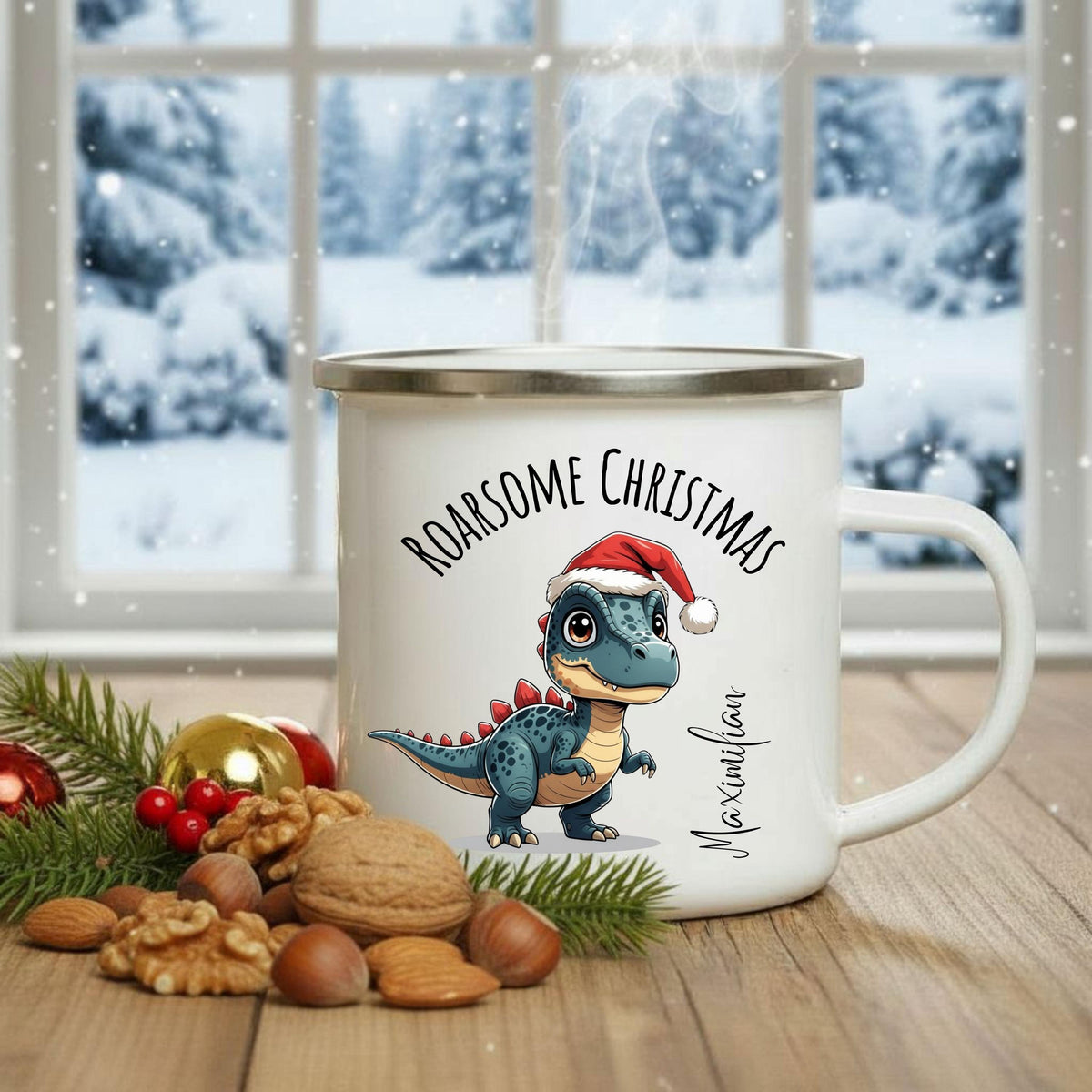 Personalisierte Emailletasse für Kinder mit Weihnachtsmotiv: Ein süßer Dino mit Weihnachtsmütze steht im Zentrum, darüber der Schriftzug „Roarsome Christmas“, darunter ein individualisierbarer Name. Perfekt als Geschenkidee für Jungen und Mädchen zu Weihnachten. Die Emailletasse ist leicht, robust und ideal für Kinderhände – ideal für Kakao, Tee oder warmen Kinderpunsch. Weihnachtsgeschenk mit persönlicher Note für kleine Dino-Fans, liebevoll gestaltet und nachhaltig produziert in Deutschland.