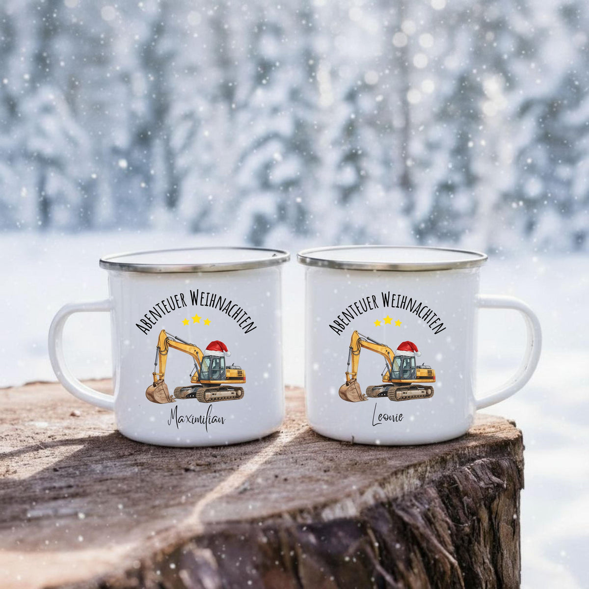 Personalisierte Emailletasse für Kinder mit weihnachtlichem Baustellenmotiv: Ein gelber Bagger mit Weihnachtsmütze, darüber der Schriftzug „Abenteuer Weihnachten“ mit Namen. Ideal als Geschenkidee für Kinder, Jungen oder kleine Baustellen-Fans. Diese Emailletasse ist bruchsicher, leicht und perfekt für kleine Hände – geeignet für Kakao, Tee oder Kinderpunsch. Weihnachtsgeschenk mit persönlicher Note, liebevoll gestaltet – ein festlicher Alltagsbegleiter für Kinder in der Winterzeit.