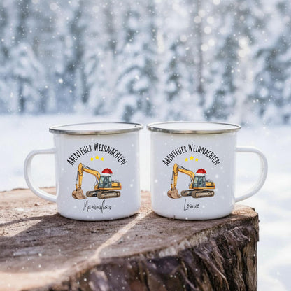 Personalisierte Emailletasse für Kinder mit weihnachtlichem Baustellenmotiv: Ein gelber Bagger mit Weihnachtsmütze, darüber der Schriftzug „Abenteuer Weihnachten“ mit Namen. Ideal als Geschenkidee für Kinder, Jungen oder kleine Baustellen-Fans. Diese Emailletasse ist bruchsicher, leicht und perfekt für kleine Hände – geeignet für Kakao, Tee oder Kinderpunsch. Weihnachtsgeschenk mit persönlicher Note, liebevoll gestaltet – ein festlicher Alltagsbegleiter für Kinder in der Winterzeit.