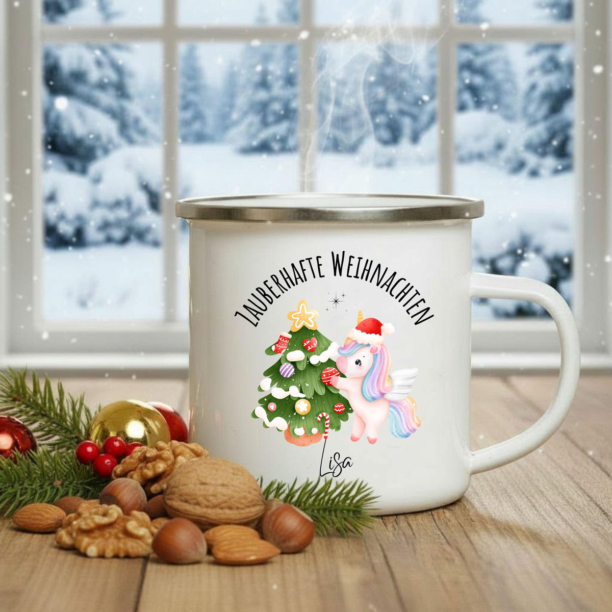 Personalisierte Emailletasse für Kinder mit Einhorn-Design: Die Weihnachtstasse zeigt ein rosa Einhorn, das einen Weihnachtsbaum dekoriert. Darüber der Schriftzug „Zauberhafte Weihnachten“, unten ein personalisierbarer Name. Ideal als Weihnachtsgeschenk für Mädchen, Einhorn-Fans und kleine Träumerinnen. Die Tasse ist aus robuster Emaille, leicht und perfekt für Kinderhände – geeignet für Kakao, Tee oder warmen Apfelsaft. Liebevoll gestaltet, personalisiert und ideal für die festliche Jahreszeit.