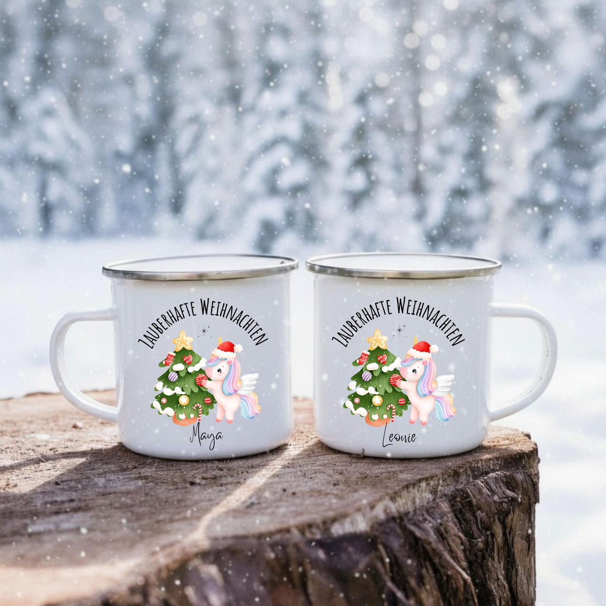 Personalisierte Emailletasse für Kinder mit Einhorn-Design: Die Weihnachtstasse zeigt ein rosa Einhorn, das einen Weihnachtsbaum dekoriert. Darüber der Schriftzug „Zauberhafte Weihnachten“, unten ein personalisierbarer Name. Ideal als Weihnachtsgeschenk für Mädchen, Einhorn-Fans und kleine Träumerinnen. Die Tasse ist aus robuster Emaille, leicht und perfekt für Kinderhände – geeignet für Kakao, Tee oder warmen Apfelsaft. Liebevoll gestaltet, personalisiert und ideal für die festliche Jahreszeit.