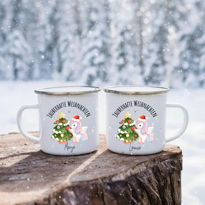 Personalisierte Emailletasse für Kinder mit Einhorn-Design: Die Weihnachtstasse zeigt ein rosa Einhorn, das einen Weihnachtsbaum dekoriert. Darüber der Schriftzug „Zauberhafte Weihnachten“, unten ein personalisierbarer Name. Ideal als Weihnachtsgeschenk für Mädchen, Einhorn-Fans und kleine Träumerinnen. Die Tasse ist aus robuster Emaille, leicht und perfekt für Kinderhände – geeignet für Kakao, Tee oder warmen Apfelsaft. Liebevoll gestaltet, personalisiert und ideal für die festliche Jahreszeit.