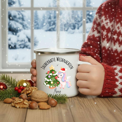 Personalisierte Emailletasse für Kinder mit Einhorn-Design: Die Weihnachtstasse zeigt ein rosa Einhorn, das einen Weihnachtsbaum dekoriert. Darüber der Schriftzug „Zauberhafte Weihnachten“, unten ein personalisierbarer Name. Ideal als Weihnachtsgeschenk für Mädchen, Einhorn-Fans und kleine Träumerinnen. Die Tasse ist aus robuster Emaille, leicht und perfekt für Kinderhände – geeignet für Kakao, Tee oder warmen Apfelsaft. Liebevoll gestaltet, personalisiert und ideal für die festliche Jahreszeit.