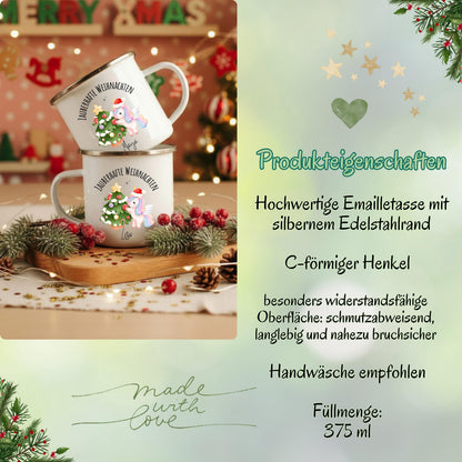 Personalisierte Emailletasse für Kinder mit Einhorn-Design: Die Weihnachtstasse zeigt ein rosa Einhorn, das einen Weihnachtsbaum dekoriert. Darüber der Schriftzug „Zauberhafte Weihnachten“, unten ein personalisierbarer Name. Ideal als Weihnachtsgeschenk für Mädchen, Einhorn-Fans und kleine Träumerinnen. Die Tasse ist aus robuster Emaille, leicht und perfekt für Kinderhände – geeignet für Kakao, Tee oder warmen Apfelsaft. Liebevoll gestaltet, personalisiert und ideal für die festliche Jahreszeit.