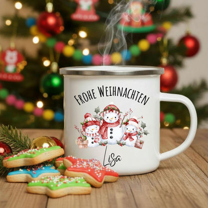 Personalisierte Emailletasse für Kinder mit weihnachtlichem Schneemann-Motiv. Die Tasse zeigt drei fröhliche Schneemänner in roten Weihnachtsmützen, umgeben von Winterzweigen und Sternen, darüber steht „Frohe Weihnachten“, darunter der Name „Lena“. Die Emailletasse ist kindgerecht, leicht und robust – ideal für heiße Getränke wie Kakao, Tee oder Kinderpunsch. Perfekt als individuelles Weihnachtsgeschenk für Kinder, Enkel oder Patenkinder. Eine liebevolle Geschenkidee für die kalte Jahreszeit.