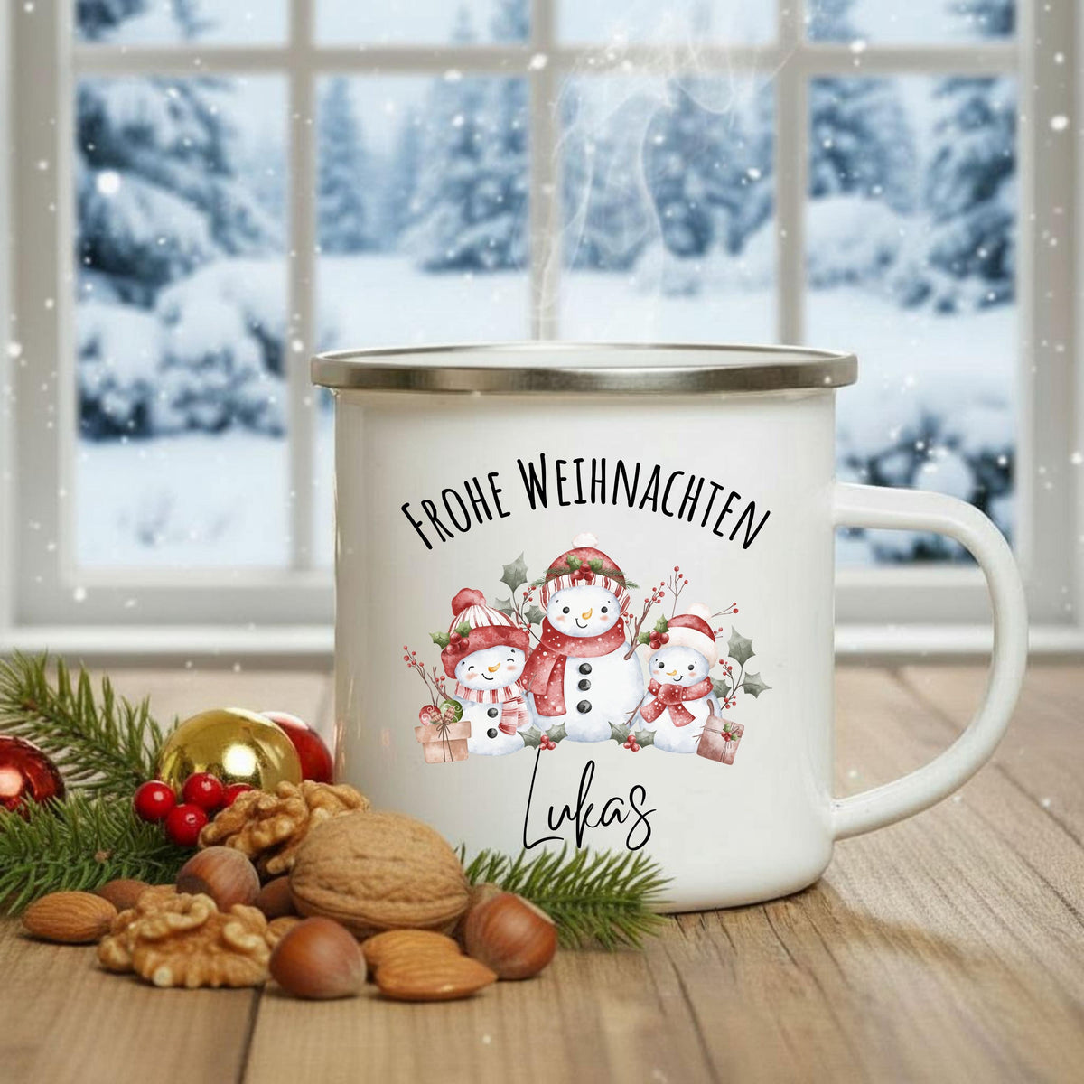 Personalisierte Emailletasse für Kinder mit weihnachtlichem Schneemann-Motiv. Die Tasse zeigt drei fröhliche Schneemänner in roten Weihnachtsmützen, umgeben von Winterzweigen und Sternen, darüber steht „Frohe Weihnachten“, darunter der Name „Lena“. Die Emailletasse ist kindgerecht, leicht und robust – ideal für heiße Getränke wie Kakao, Tee oder Kinderpunsch. Perfekt als individuelles Weihnachtsgeschenk für Kinder, Enkel oder Patenkinder. Eine liebevolle Geschenkidee für die kalte Jahreszeit.