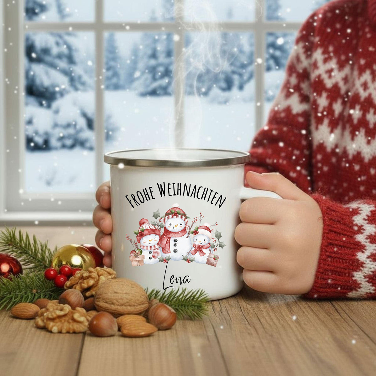 Personalisierte Emailletasse für Kinder mit weihnachtlichem Schneemann-Motiv. Die Tasse zeigt drei fröhliche Schneemänner in roten Weihnachtsmützen, umgeben von Winterzweigen und Sternen, darüber steht „Frohe Weihnachten“, darunter der Name „Lena“. Die Emailletasse ist kindgerecht, leicht und robust – ideal für heiße Getränke wie Kakao, Tee oder Kinderpunsch. Perfekt als individuelles Weihnachtsgeschenk für Kinder, Enkel oder Patenkinder. Eine liebevolle Geschenkidee für die kalte Jahreszeit.