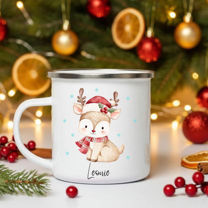 Emaille Kindertasse Weihnachten personalisiert mit Reh Motiv und Wunschnamen. Die winterliche Tasse zeigt ein niedliches Rentier mit rotem Schal und Weihnachtsmütze, umgeben von Schneeflocken – perfekt als Weihnachtsgeschenk für Kinder. Der Name macht die Tasse einzigartig und sorgt für festliche Stimmung. Ideal für Kakao, Tee oder Milch in der Winterzeit. Robuste, bruchsichere Emaille – ein liebevolles, langlebiges Geschenk für Jungen und Mädchen zu Weihnachten oder als Adventsüberraschung.