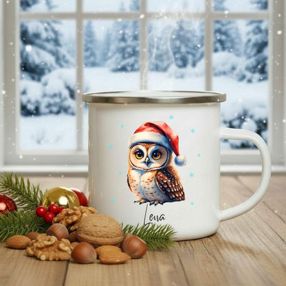 Emaille Kindertasse Weihnachten personalisiert mit niedlichem Eulenmotiv. Die winterliche Tasse zeigt eine süße Eule mit Weihnachtsmütze – liebevoll gestaltet und perfekt für Kinder. Dank Personalisierung mit Namen wird sie zum besonderen Weihnachtsgeschenk für Jungen und Mädchen. Ideal für Kakao, Tee oder Milch in der Winterzeit. Die Emaille-Tasse eignet sich perfekt als festliches Geschenk im Advent, Nikolaus oder unter dem Weihnachtsbaum. Ein persönliches Winterhighlight für Kinder