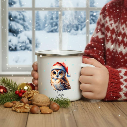 Emaille Kindertasse Weihnachten personalisiert mit niedlichem Eulenmotiv. Die winterliche Tasse zeigt eine süße Eule mit Weihnachtsmütze – liebevoll gestaltet und perfekt für Kinder. Dank Personalisierung mit Namen wird sie zum besonderen Weihnachtsgeschenk für Jungen und Mädchen. Ideal für Kakao, Tee oder Milch in der Winterzeit. Die Emaille-Tasse eignet sich perfekt als festliches Geschenk im Advent, Nikolaus oder unter dem Weihnachtsbaum. Ein persönliches Winterhighlight für Kinder