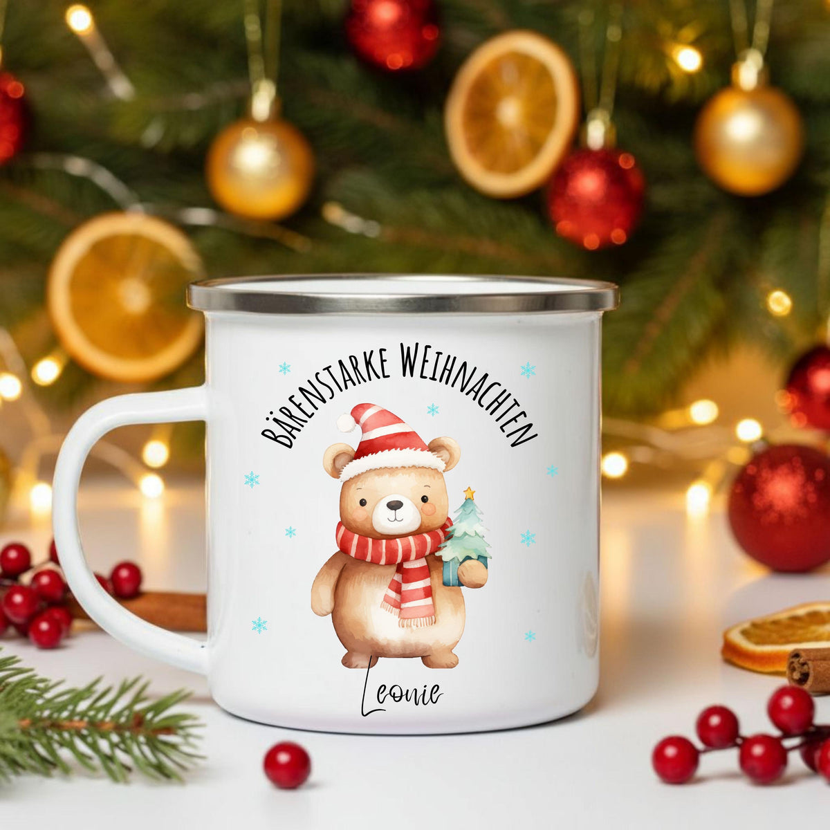 Emailletasse für Kinder zu Weihnachten mit Bären-Motiv und Namen personalisierbar. Die Kindertasse zeigt einen Bären mit Weihnachtsmütze, umgeben von blauen Schneeflocken. Ideal als individuelles Geschenk für Kinder im Advent oder zu Weihnachten. Die Emaille-Tasse ist besonders leicht, robust und perfekt für heiße Getränke wie Kakao, Tee oder Milch. Ein liebevolles Weihnachtsgeschenk mit Namenspersonalisierung für kleine Jungen oder Mädchen – für bärenstarke Wintermomente mit Herz.