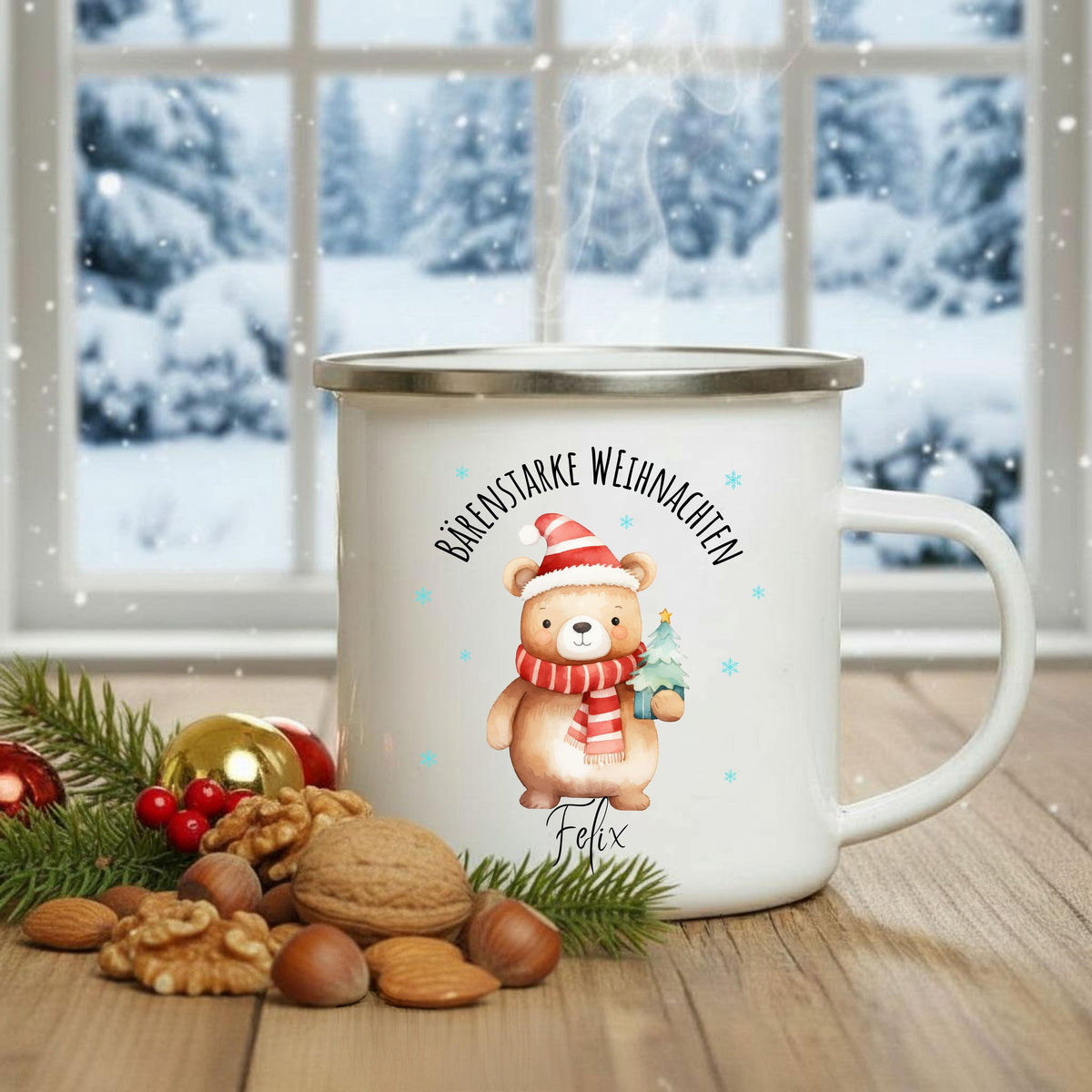 Emailletasse für Kinder zu Weihnachten mit Bären-Motiv und Namen personalisierbar. Die Kindertasse zeigt einen Bären mit Weihnachtsmütze, umgeben von blauen Schneeflocken. Ideal als individuelles Geschenk für Kinder im Advent oder zu Weihnachten. Die Emaille-Tasse ist besonders leicht, robust und perfekt für heiße Getränke wie Kakao, Tee oder Milch. Ein liebevolles Weihnachtsgeschenk mit Namenspersonalisierung für kleine Jungen oder Mädchen – für bärenstarke Wintermomente mit Herz.