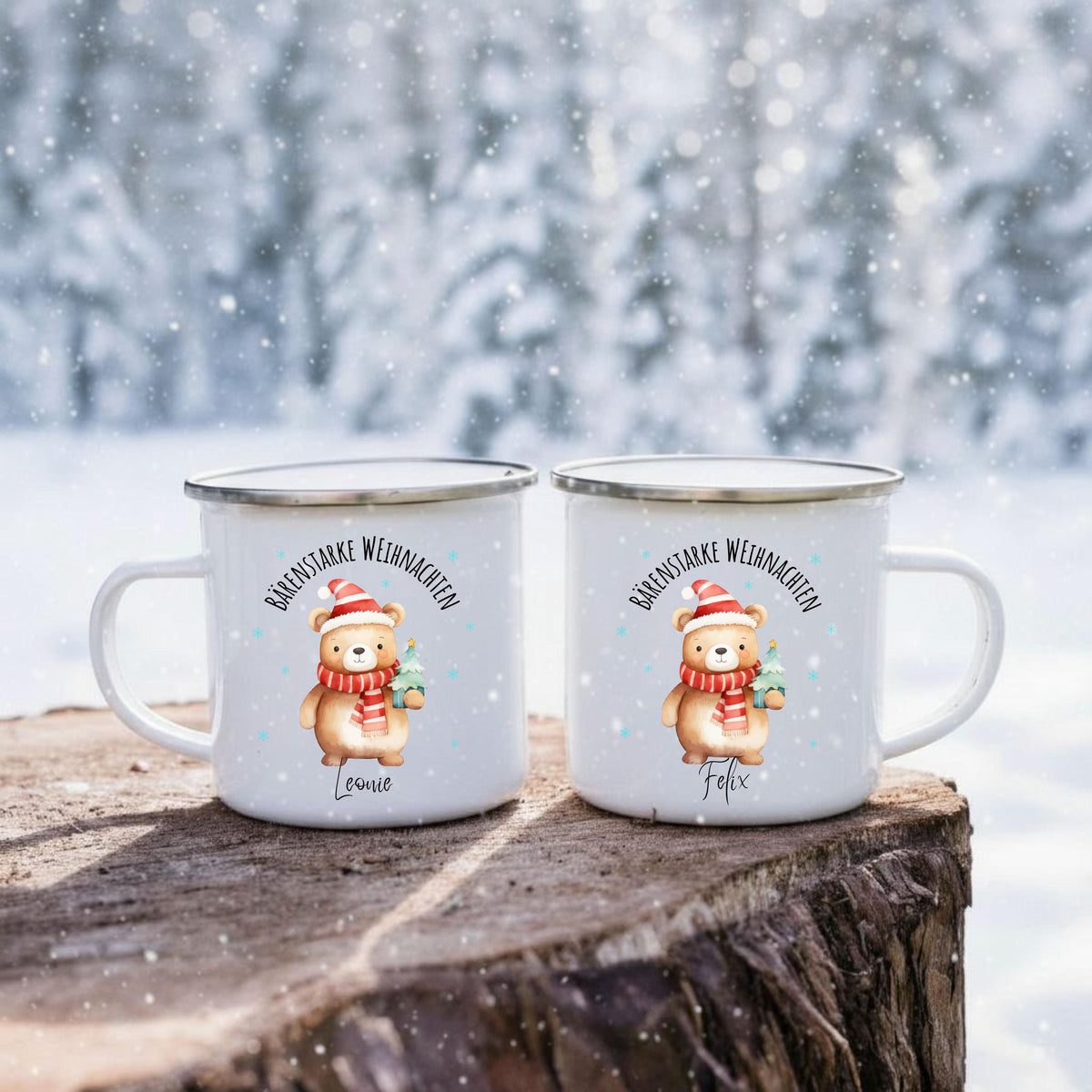 Emailletasse für Kinder zu Weihnachten mit Bären-Motiv und Namen personalisierbar. Die Kindertasse zeigt einen Bären mit Weihnachtsmütze, umgeben von blauen Schneeflocken. Ideal als individuelles Geschenk für Kinder im Advent oder zu Weihnachten. Die Emaille-Tasse ist besonders leicht, robust und perfekt für heiße Getränke wie Kakao, Tee oder Milch. Ein liebevolles Weihnachtsgeschenk mit Namenspersonalisierung für kleine Jungen oder Mädchen – für bärenstarke Wintermomente mit Herz.