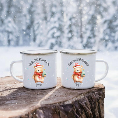 Emailletasse für Kinder zu Weihnachten mit Bären-Motiv und Namen personalisierbar. Die Kindertasse zeigt einen Bären mit Weihnachtsmütze, umgeben von blauen Schneeflocken. Ideal als individuelles Geschenk für Kinder im Advent oder zu Weihnachten. Die Emaille-Tasse ist besonders leicht, robust und perfekt für heiße Getränke wie Kakao, Tee oder Milch. Ein liebevolles Weihnachtsgeschenk mit Namenspersonalisierung für kleine Jungen oder Mädchen – für bärenstarke Wintermomente mit Herz.
