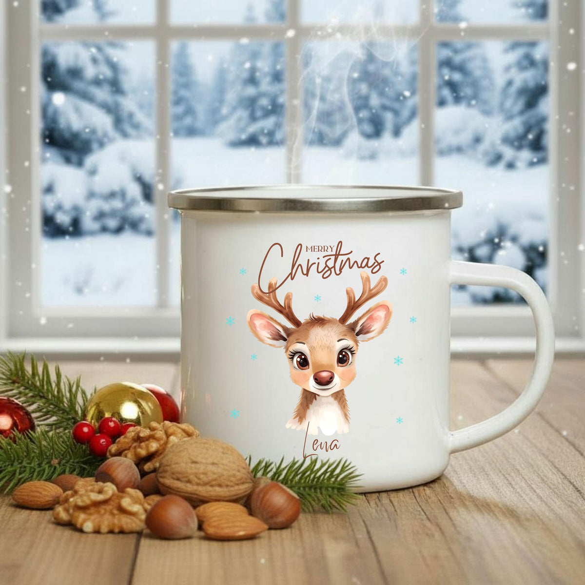 Personalisierte Emailletasse für Kinder mit winterlichem Reh‑Motiv und Namen. Die Kindertasse zeigt ein Rehkitz mit Weihnachtsmütze, umgeben von Schneeflocken. Ideal als Weihnachtsgeschenk für Mädchen oder Jungen und perfekte Ergänzung für Adventskalender, Nikolaus oder den Frühstückstisch. Diese robuste Emaille‑Tasse mit Wunschname ist leicht für Kinderhände und macht jeden Kakao‑ oder Teemoment zu einem kleinen Fest. Weihnachtsgeschenk Kind Emailletasse Personalisierte Kindertasse Weihnachten