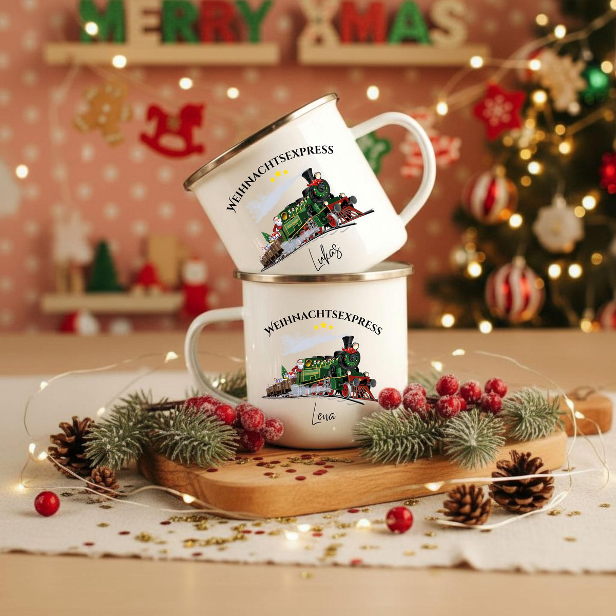 Personalisierte Kindertasse Weihnachten aus Emaille mit Weihnachtszug, Eisenbahn, Weihnachtsmann, Geschenk, Schneelandschaft und Name. Emailletasse personalisiert für Kinder, perfekt als Nikolausgeschenk, Wichtelgeschenk oder Geschenkidee für Weihnachten. Weihnachtsbecher Eisenbahn Motiv, Tasse mit Namen für Jungen und Mädchen. Ideal als Kinderbecher Weihnachten, langlebig, robust und leicht. Weihnachtsbecher mit Namen für Adventskalender oder Heiligabend. Emailletasse Weihnachtszug mit Namen