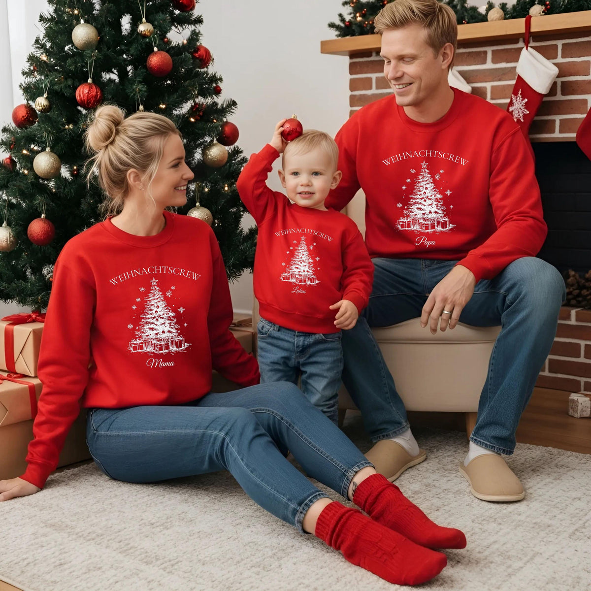 Personalisierter Weihnachtspullover Familie mit Tannenbaum-Motiv – festliches Familienoutfit zu Weihnachten. Der rote Christmas Sweater „Weihnachtscrew“ ist personalisierbar mit Namen und perfekt für Partnerlook mit Eltern, Kindern, Babys. Ideal für Familienfotos, Weihnachtsmorgen, Geschenkideen. Pullover mit Weihnachtsbaum, Geschenken und Schneeflocken, hochwertig bedruckt. Familienlook Weihnachten personalisiert, ideal als Geschwister Outfit oder Weihnachtsoutfit für Mama, Papa, Kids und mehr.
