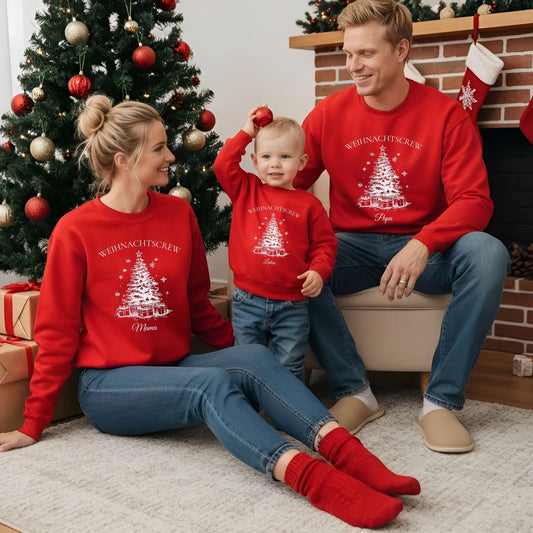 Personalisierter Weihnachtspullover Familie mit Tannenbaum-Motiv – festliches Familienoutfit zu Weihnachten. Der rote Christmas Sweater „Weihnachtscrew“ ist personalisierbar mit Namen und perfekt für Partnerlook mit Eltern, Kindern, Babys. Ideal für Familienfotos, Weihnachtsmorgen, Geschenkideen. Pullover mit Weihnachtsbaum, Geschenken und Schneeflocken, hochwertig bedruckt. Familienlook Weihnachten personalisiert, ideal als Geschwister Outfit oder Weihnachtsoutfit für Mama, Papa, Kids und mehr.