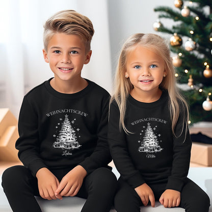 Personalisierter Weihnachtspullover Familie mit Tannenbaum-Motiv – festliches Familienoutfit zu Weihnachten. Der rote Christmas Sweater „Weihnachtscrew“ ist personalisierbar mit Namen und perfekt für Partnerlook mit Eltern, Kindern, Babys. Ideal für Familienfotos, Weihnachtsmorgen, Geschenkideen. Pullover mit Weihnachtsbaum, Geschenken und Schneeflocken, hochwertig bedruckt. Familienlook Weihnachten personalisiert, ideal als Geschwister Outfit oder Weihnachtsoutfit für Mama, Papa, Kids und mehr.