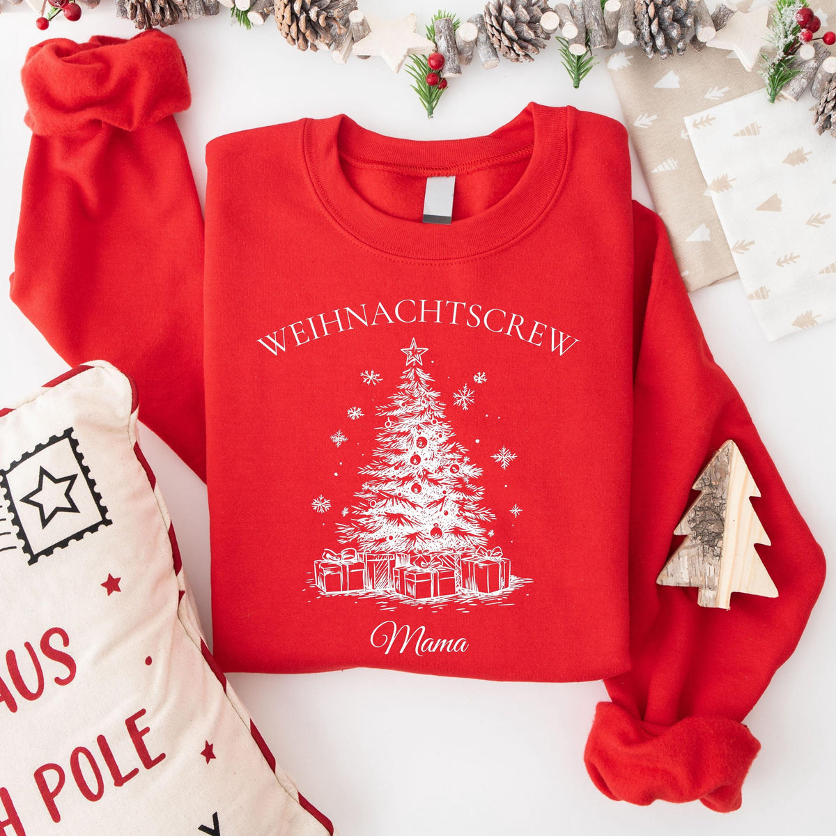 Personalisierter Weihnachtspullover Familie mit Tannenbaum-Motiv – festliches Familienoutfit zu Weihnachten. Der rote Christmas Sweater „Weihnachtscrew“ ist personalisierbar mit Namen und perfekt für Partnerlook mit Eltern, Kindern, Babys. Ideal für Familienfotos, Weihnachtsmorgen, Geschenkideen. Pullover mit Weihnachtsbaum, Geschenken und Schneeflocken, hochwertig bedruckt. Familienlook Weihnachten personalisiert, ideal als Geschwister Outfit oder Weihnachtsoutfit für Mama, Papa, Kids und mehr.