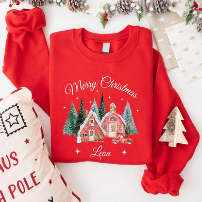 Personalisierter Weihnachtspullover Familie mit verschneitem Weihnachtsdorf, roten Häusern, Tannenwald und nostalgischem Truck – festliches Design mit „Merry Christmas“-Schriftzug. Familienoutfit Weihnachten für Eltern, Kinder & Babys im Partnerlook. Ideal als personalisiertes Weihnachtsgeschenk, Geschwister-Outfit, für Heiligabend, Familienfotos oder als Matching Look. Hochwertig bedruckt, kuschelig und mit Namen individualisierbar – für unvergessliche Weihnachtsmomente.